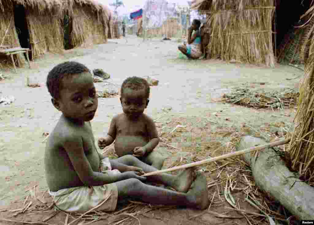 Crianças no acampamento de Caxito, em 1998