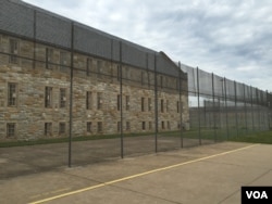A prison exterior. A bipartisan group of senators recently announced an agreement on a criminal justice reform bill. (Carolyn Presutti/VOA News)