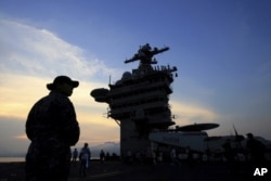 Tàu USS Carl Vinson tại cảng Đà Nẵng.