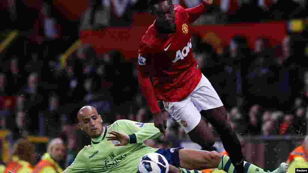 Aston Villa&#39;s Karim El Ahmadi challenges Manchester United&#39;s Danny Welbeck (R) during their English Premier League soccer match at Old Trafford in Manchester, northern England, April 22, 2013.