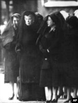 Tres Reinas de Duelo- La reina Isabel II, la hija del rey (izquierda), la reina María (centro), la madre del rey muerto, la reina Isabel I la reina madre, la esposa del rey muerto, usan velos negros en luto en la entrada a Westminster Hall, Londres, el 11 de febrero de 1952, donde el cuerpo del rey Jorge VI descansa en capilla ardiente. (AP-Photo / bipp),