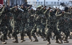 Para tentara dalam peringatan HUT ke-74 TNI di Pangkalan Udara Halim Perdanakusumah di Jakarta, 5 Oktober 2019. (Foto: AFP)