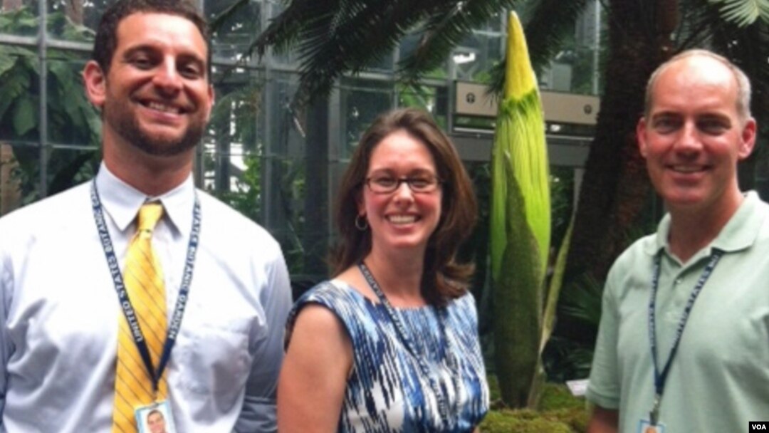 Staf US Botanical Garden Arie Novau, Laura Condeluci dan Bill McLauglin.