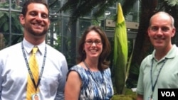 Staf US Botanical Garden Arie Novau, Laura Condeluci dan Bill McLauglin.