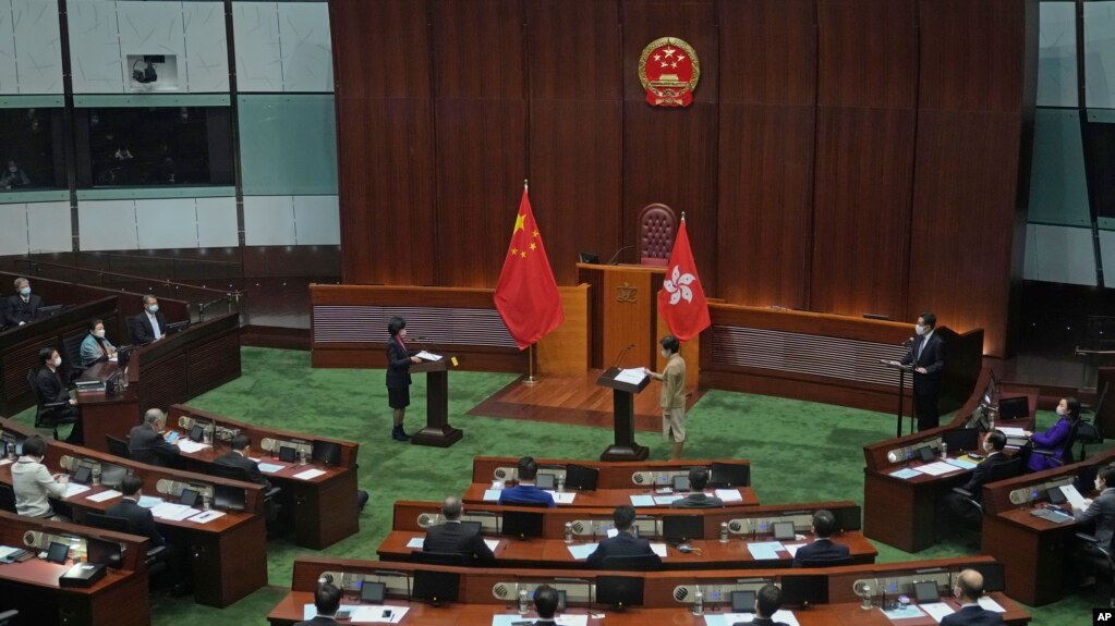 2022年，新当选的香港议员特首林郑月娥监誓下“宣誓”就任。（美联社）(photo:VOA)
