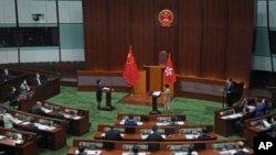 2022年，新當選的香港議員特首林鄭月娥監誓下“宣誓”就任。 （美聯社）
