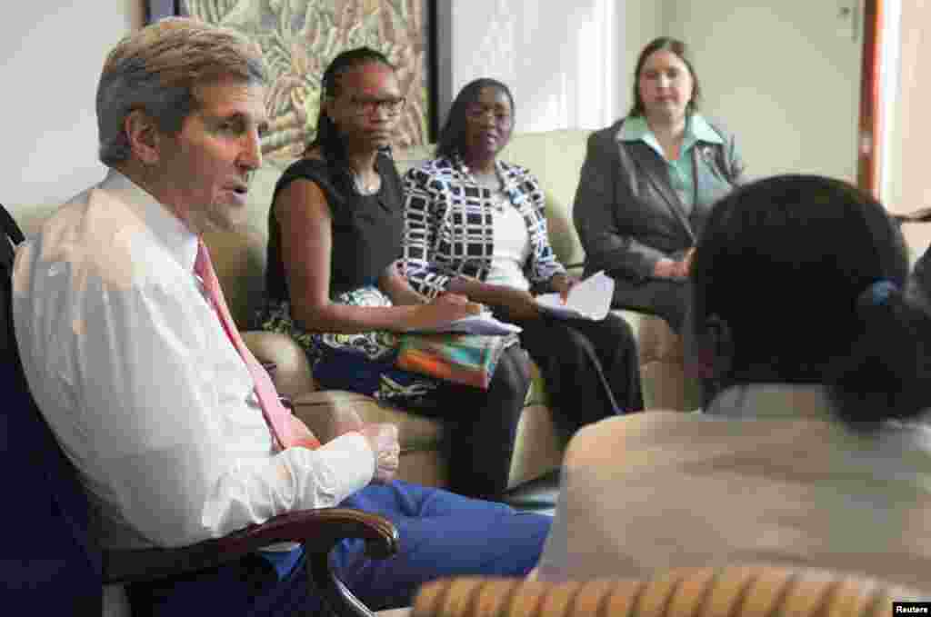 O Sec. Estado americano, John Kerry, reunido com líderes da Sociedade Civil na residência do Chefe da Missão Americana em Luanda. Lúcia da Silveira à esquerda. Angola, 4 de Maio, 2014