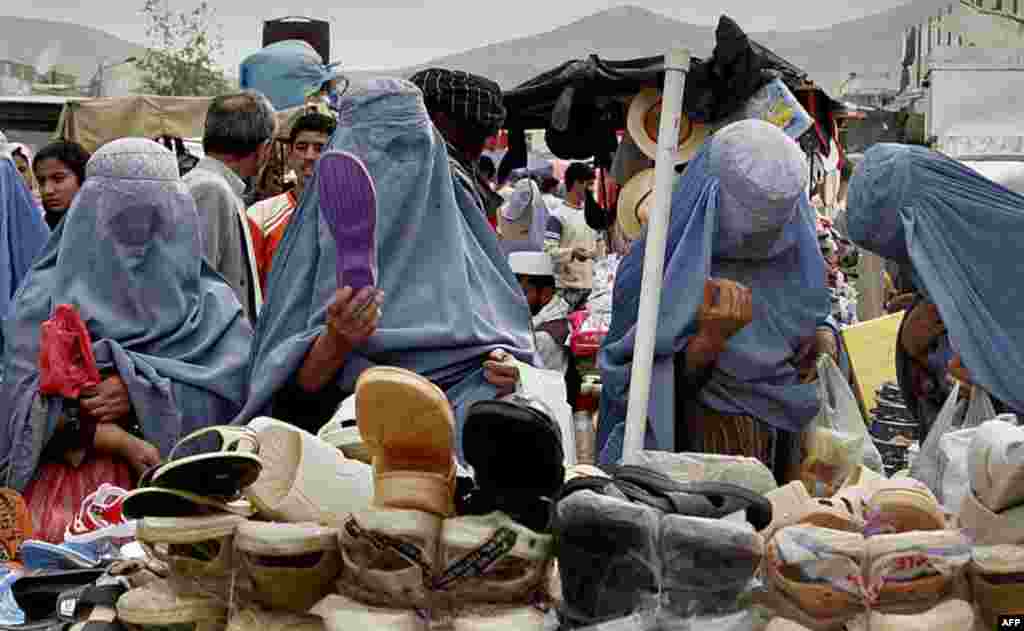 Навіть після повалення Талібану, у громадських місцях жінки все ще одягають головні убори, які цілком закривають їхні обличчя.