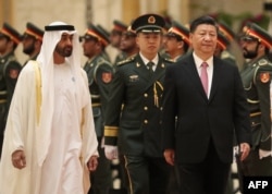 中國國家主席習近平2018年7月20日在阿聯酋總統府同阿布扎比王儲穆罕默德檢閱儀仗隊。習近平後面跟著一位中國上校。