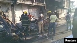 Un grupo de personas observan en el sitio de la explosión de un camión cisterna en Cabo Haitiano, Haití, el 14 de diciembre de 2021. Imagen tomada de un reportaje de TV de Reuters.