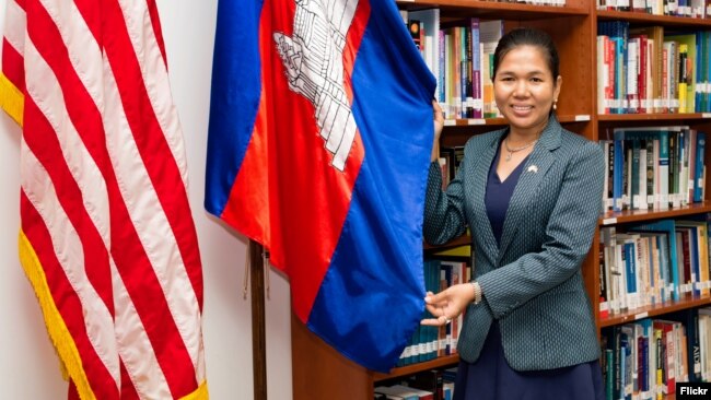 Chen Sopheap, founder and managing director of Keiy Tambanh Khmer, a silk-based clothing enterprise, attends a meeting at the U.S. Embassy in Cambodia, Phnom Penh, Sept. 10, 2018. (Rick Albertson, U.S. Embassy in Cambodia)