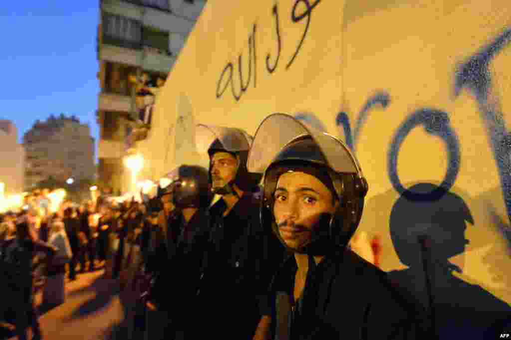 la police anti-&eacute;meute &eacute;gyptienne devant l&#39;ambassade am&eacute;rcaine au Caire pendant la manifestation de mardi soir 