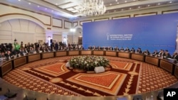 Đại diện các nước Nga, Iran và Thổ Nhĩ Kỳ tham gia đàm phán về hòa bình Syria tại một khách sạn ở Astana, Kazakhstan, 23/1/2017.