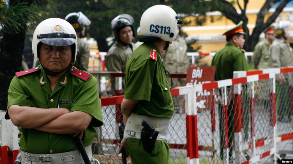 Cảnh sát canh gác trong một phiên tòa xét xử người bất đồng chính kiến ở thành phố Hồ Chí Minh hồi năm 2010