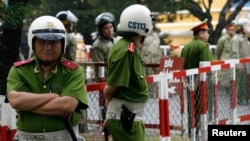Cảnh sát canh gác trong một phiên tòa xét xử người bất đồng chính kiến ở thành phố Hồ Chí Minh hồi năm 2010