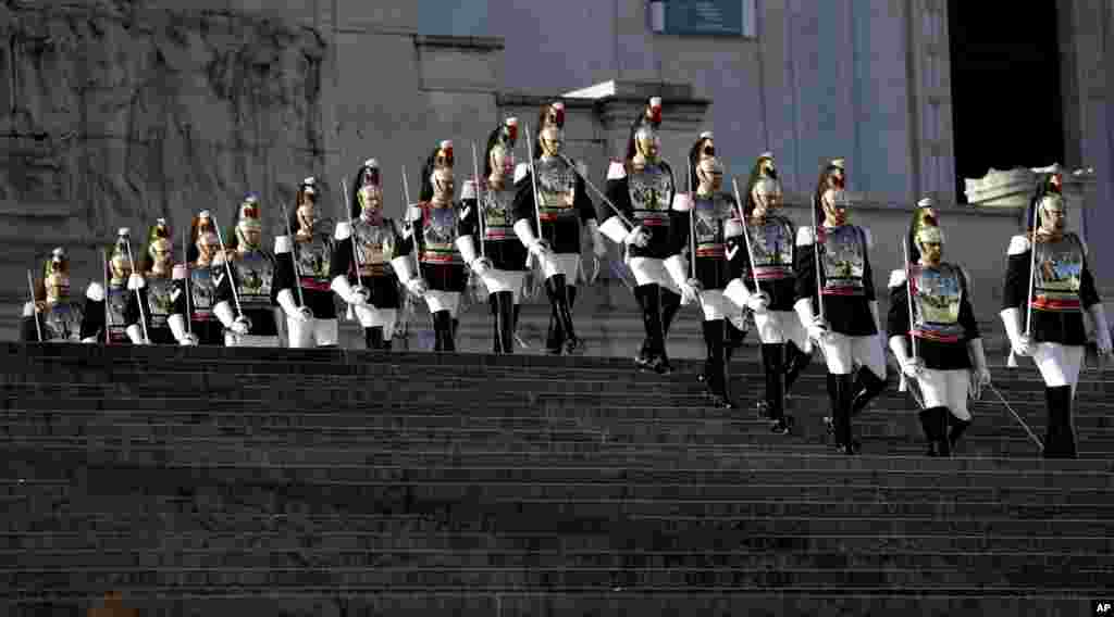 Para pengawal Presiden berbaris di monumen makam pahlawan tentara tak dikenal pada peringatan Hari Kemerdakaan di Roma, Italia.