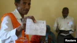 An official shows a ballot paper in after a referendum vote at El Fasher in North Darfur, April 14, 2016. 