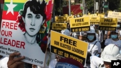 2021年3月5日，緬甸曼德勒的反政變抗議者。