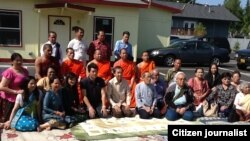 ພະນະທ່ານເອກອັກຄະລັດຖະທູດ ແສງ ສຸຂະທິວົງ ພ້ອມຄອບຄົວ ຖ່າຍຮູບຮ່ວມກັບບັນດາສະມາຊິກປະຊາຄົມລາວ ແລະພະອາຈານວັດລາວ ທີ່ເມືອງແອງກໍຫຣີຈ, ລັດອາລັສກາ, ວັນທີ 18 ສິງຫາ 2012.