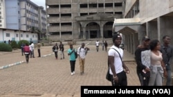 Des jeunes étudiants dans la cour d’une université privée à Yaoundé le 29 octobre 2020. (VOA/Emmanuel Jules Ntap)