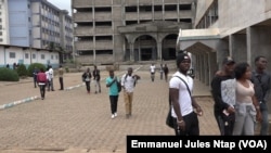 Des jeunes étudiants dans la cour d’une université privée à Yaoundé, le 29 octobre 2020. VOA / Emmanuel Jules Ntap