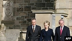 Từ trái: Ông Peter Robinson, Ngoại trưởng Clinton, và ông Martin Mcguiness