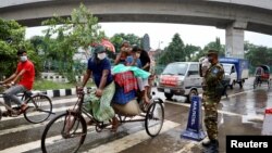 বাইরে চলাচলের সময় লোকজনদের মাস্ক পরার পরামর্শ দিচ্ছেন বাংলাদেশের সেনা সদস্যরা। ফাইলে ফটো- রয়টার্স 