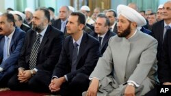 Le président Bachar al-Assad (c) priant à Damas jeudi