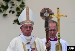 Pope Francis (L) leads a service in Iquique, Chile, on January 18, 2018.