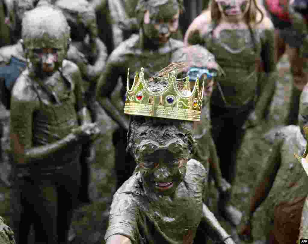 미국 미시간주 웨스트랜드에서 진행된 연례 웨인카운티 &#39;머드의 날&#39; 축제 참가 어린이들이 진흙을 온몸에 바른 채 즐거워하고 있다.