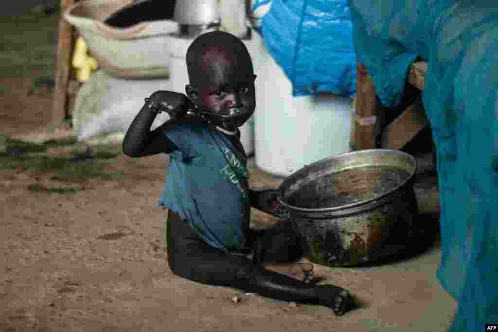 남수단 주바의 실향민 캠프에서 아이가 포리지(죽)를 먹고 있다.