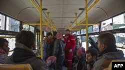 ریڈ کریسنٹ کے اہل کار باغیوں اور ان کے اہل خانہ کو بس میں سوار کر رہے ہیں۔ 15 نومبر 2016