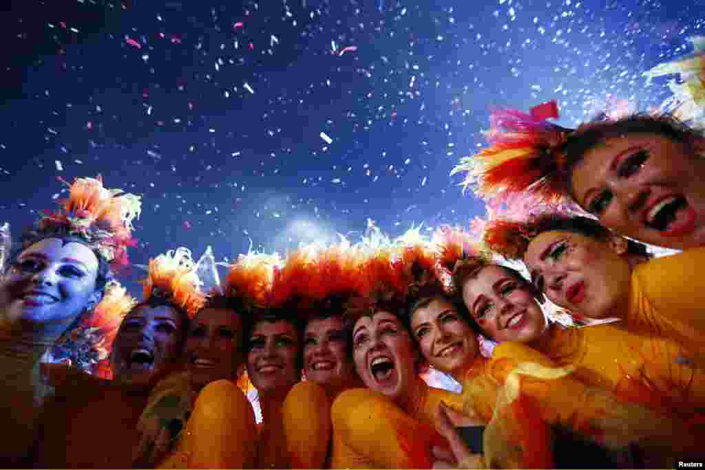 Performers pose after the end of closing ceremony of the London 2012 Olympic Games at the Olympic stadium August 12, 2012. 
