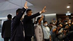 香港四名民主派议员提交辞呈后向媒体挥手致意（路透社2020年11月12日）