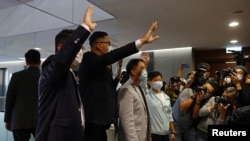Các nhà lập pháp thân dân chủ ở Hong Kong, Helena Wong, Wu Chi-wai, Andrew Wan và Lam Cheuk-ting vẫy tay chào giới truyền thông sau khi đâm đơn từ chức để phản đối vụ 4 đồng nghiệp bị bãi nhiệm. Ảnh chụp ngày 12/11/2020. REUTERS/Tyrone Siu