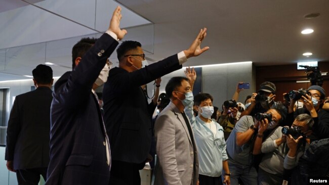 香港四名民主派议员提交辞呈后向媒体挥手致意。（2020年11月12日）