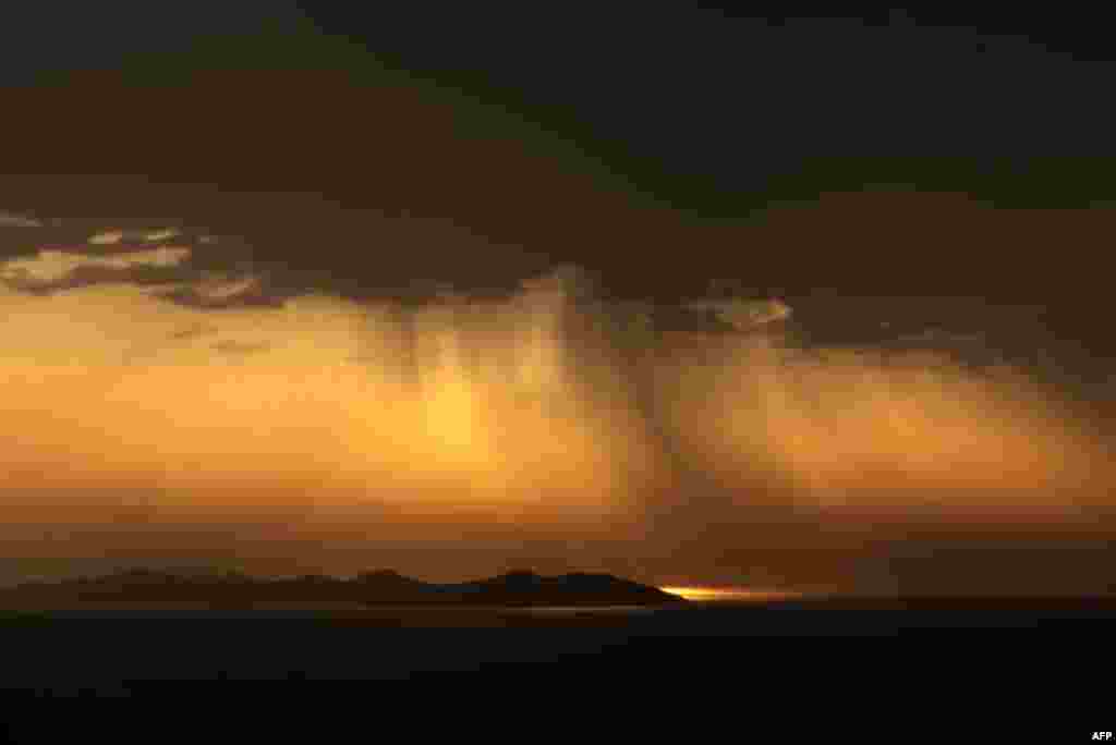 Matahari terbit di balik kabut tebal di pulau Sifnos, Yunani.