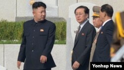 지난 7월 북한 참전열사묘를 방문한 김정은 국방위 제1위원장과 장성택 국방위 부위원장(왼쪽부터).