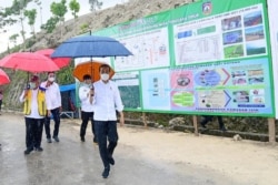 Presiden Joko Widodo didampingi Menteri PUPR Basuki Hadi Muljono, dan sejumlah pejabat meninjau areal persawahan yang menjadi kawasan lumbung pangan di Desa Makata Keri, Kecamatan Katiku Tana, Kabupaten Sumba Tengah, Selasa, 23 Februari 2021. (Foto: Muchlis/Biro Pers Sekretariat Presiden)