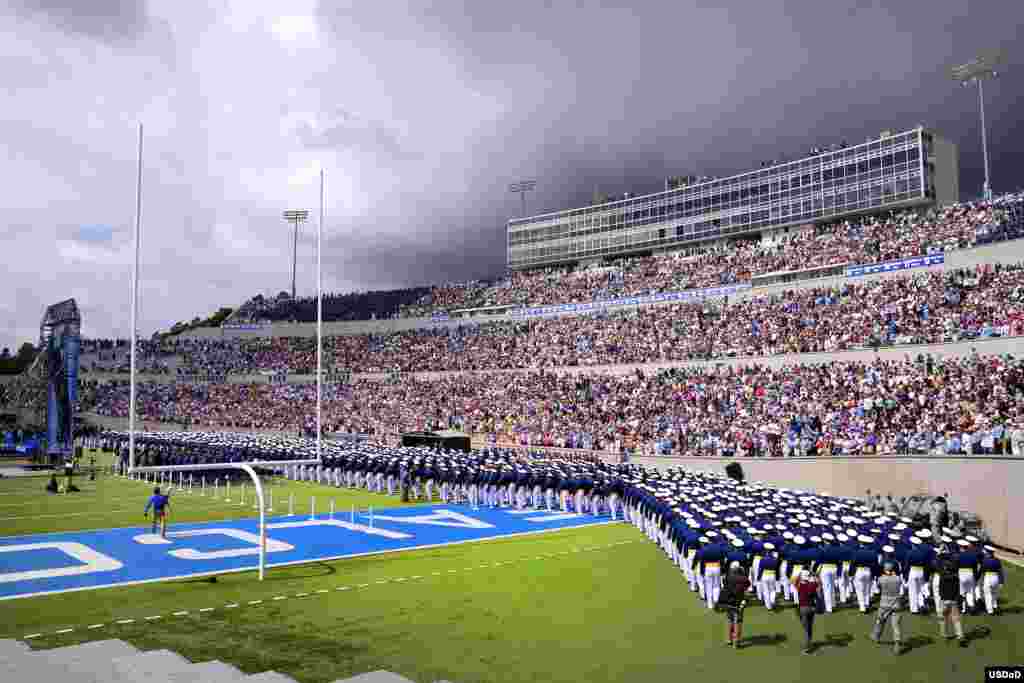 Sinh viên sĩ quan khóa 2013 thuộc Học viện Không quân Hoa Kỳ đi vào sân vận động Falcon của Học viện trong ngày lễ tốt nghiệp 29 tháng 5, 2013 tại Colorado Springs, Colorado (Ảnh của Mike Kaplan)