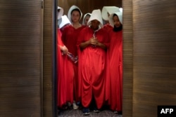 Жінки вдягнені як героїні серіалу "Історія служниці" на акції протесту на слуханнях з затвердження кандидатури Брета Кевано