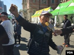 서울역 광장에서 열린 '평화로 2017' 행사에서 한 시민이 "통일"을 크게 외치고 있다.