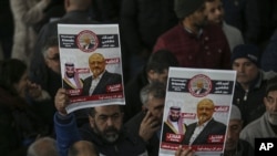 Miembros de la Asociación de Medios de Comunicación Árabe-Turcos y amigos sostienen carteles mientras asisten a las oraciones fúnebres del escritor saudí Jamal Khashoggi.