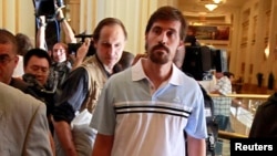 Foto del periodista James Foley (derecha) después de ser liberado por el gobierno sirio en el hotel Rixos en Tripoli.