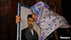 Mẹ của tù nhân Palestine Salah al-Shaer, đã bị giam 20 năm nay, hôn ảnh của con khi nghe tin con bà sẽ được trả tự do, 12/8/13