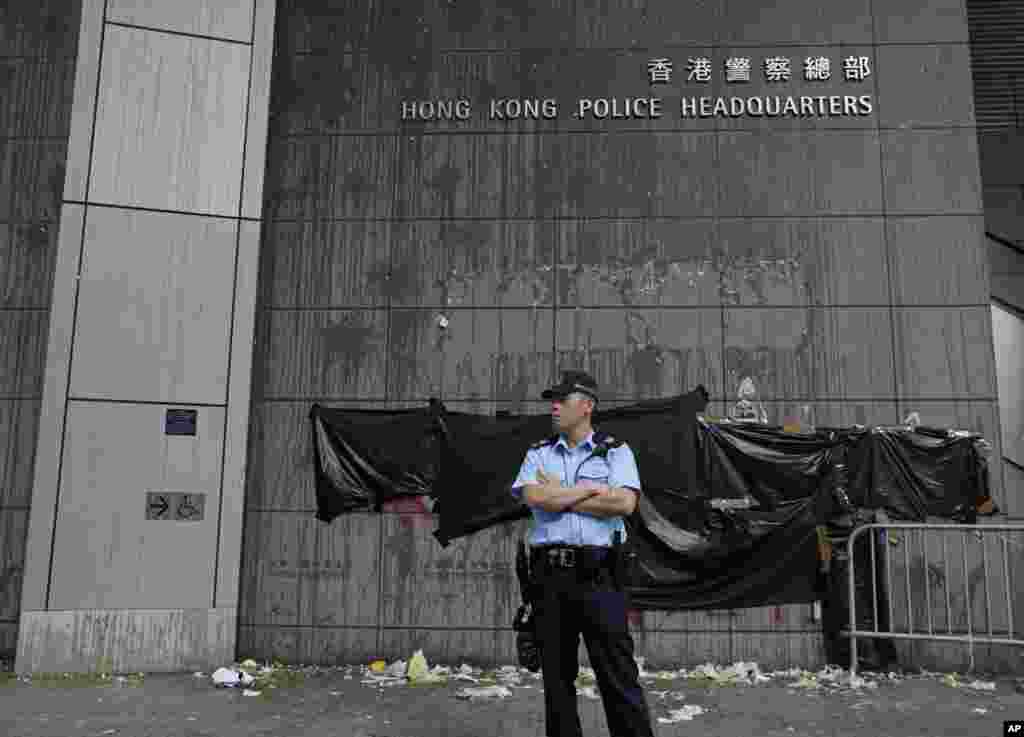 شعارهای معترضان هنگ کنگی روی دیوار ساختمان مرکزی پلیس پوشانده شده است. معترضان در پی تصویب قانونی که اجازه استرداد متهمان به چین را می داد، خواستار کناره گیری مدیر اجرایی هنگ کنگ شدند.&nbsp;