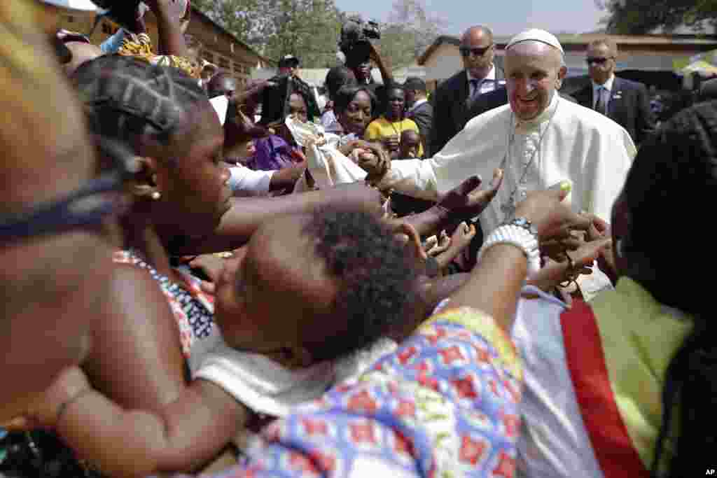 Papa Francis akishangiliwa na wakazi katika kambi ya wakimbizi aliyoitembelea mjini Bangui, Jamhuri ya Afrika ya Kati siku ya Jumapili, Nov. 29, 2015.