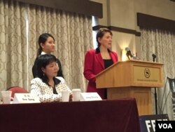 女权无疆界主席瑞吉在《中国妇女儿童权益论坛》上发言 (美国之音方冰拍摄)