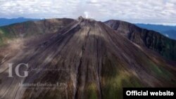 Imagen de archivo del volcán Reventador, en Ecuador, que según autoridades se encuentra en "alta actividad eruptiva".