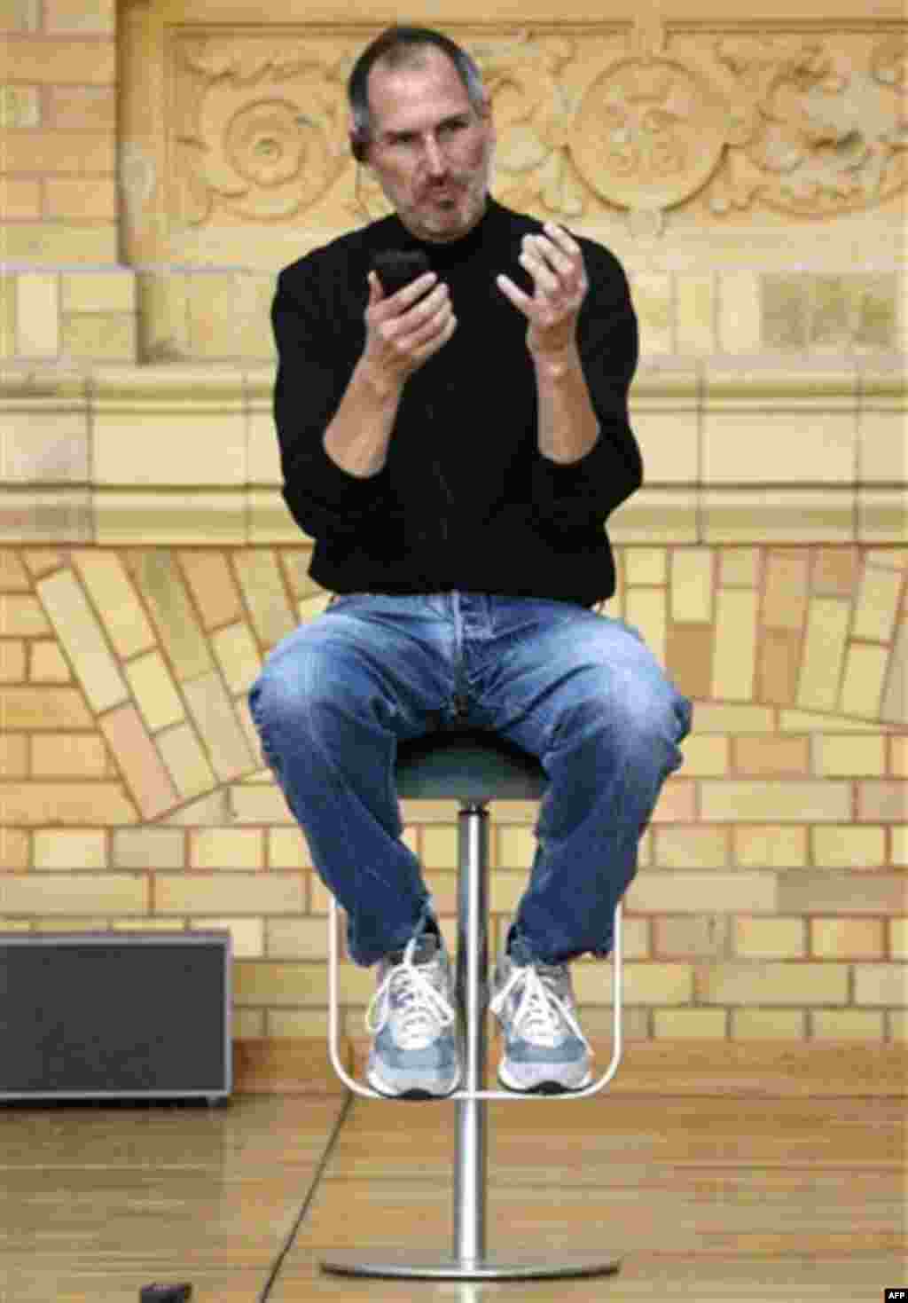 Apple-CEO Steve Jobs speaks during a news conference in Berlin on Wednesday, Sept. 19, 2007, Telekom CEO Rene Obermann and Jobs announced that the iPhone will go on sale in Germany on Nov. 9, 2007 and will have the T-Mobile network as its exclusive carrie